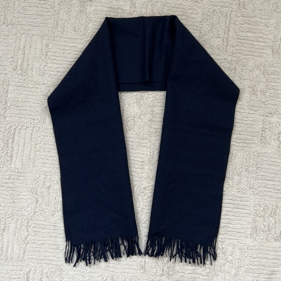 Pendleton 100% wool scarf, solid navy blue with fringe - Picture 3 of 16